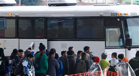 Nueva York demanda a 17 empresas de autobuses que transportaron migrantes por más de US$ 700 millones para cubrir gastos de solicitantes de asilo